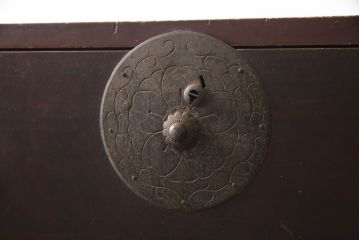 和製アンティーク　前面栗材　漆塗り　桜の意匠が施された丸金具が上品な印象の米沢箪笥ローボード(引き出し、時代箪笥、収納タンス)(R-066115)