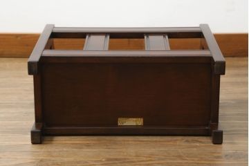 中古　松本民芸家具　上品な佇まいが和洋どちらの空間にも馴染むC型マガジンラック(収納)(R-066121)