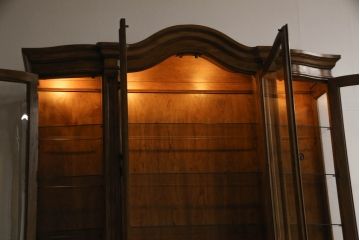 中古　美品!!　DREXEL HERITAGE(ドレクセルヘリテイジ)　Grand Villa(グランドヴィラ)　照明付きのゴージャスなキャビネット(食器棚、カップボード、飾り棚、収納棚、戸棚)(定価約130万円)(R-066125)