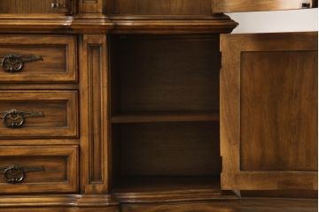 中古　美品!!　DREXEL HERITAGE(ドレクセルヘリテイジ)　Grand Villa(グランドヴィラ)　照明付きのゴージャスなキャビネット(食器棚、カップボード、飾り棚、収納棚、戸棚)(定価約130万円)(R-066125)