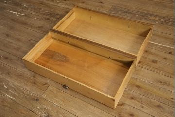 中古　美品!!　DREXEL HERITAGE(ドレクセルヘリテイジ)　Grand Villa(グランドヴィラ)　照明付きのゴージャスなキャビネット(食器棚、カップボード、飾り棚、収納棚、戸棚)(定価約130万円)(R-066125)