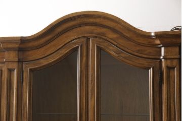 中古　美品!!　DREXEL HERITAGE(ドレクセルヘリテイジ)　Grand Villa(グランドヴィラ)　照明付きのゴージャスなキャビネット(食器棚、カップボード、飾り棚、収納棚、戸棚)(定価約130万円)(R-066125)