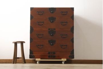 和製アンティーク　美品!!〈専門業者によるリペア済品〉前面欅(ケヤキ)材　素晴らしい杢目がお楽しみいただける二段重ね時代箪笥(和たんす、収納箪笥、整理タンス、衣装箪笥、引き出し)(R-066126)