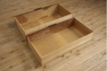 和製アンティーク　美品!!〈専門業者によるリペア済品〉前面欅(ケヤキ)材　素晴らしい杢目がお楽しみいただける二段重ね時代箪笥(和たんす、収納箪笥、整理タンス、衣装箪笥、引き出し)(R-066126)