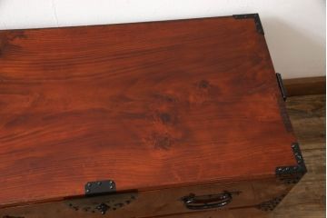 和製アンティーク　美品!!〈専門業者によるリペア済品〉前面欅(ケヤキ)材　素晴らしい杢目がお楽しみいただける二段重ね時代箪笥(和たんす、収納箪笥、整理タンス、衣装箪笥、引き出し)(R-066126)