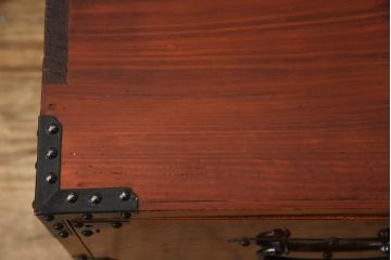 和製アンティーク　美品!!〈専門業者によるリペア済品〉前面欅(ケヤキ)材　素晴らしい杢目がお楽しみいただける二段重ね時代箪笥(和たんす、収納箪笥、整理タンス、衣装箪笥、引き出し)(R-066126)