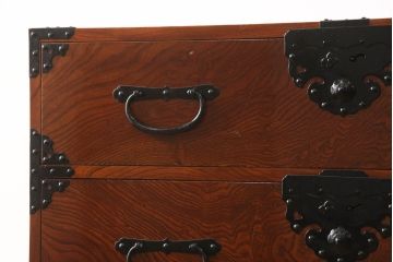 和製アンティーク　美品!!〈専門業者によるリペア済品〉前面欅(ケヤキ)材　素晴らしい杢目がお楽しみいただける二段重ね時代箪笥(和たんす、収納箪笥、整理タンス、衣装箪笥、引き出し)(R-066126)