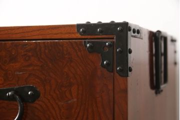 和製アンティーク　美品!!〈専門業者によるリペア済品〉前面欅(ケヤキ)材　素晴らしい杢目がお楽しみいただける二段重ね時代箪笥(和たんす、収納箪笥、整理タンス、衣装箪笥、引き出し)(R-066126)