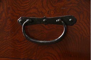 和製アンティーク　美品!!〈専門業者によるリペア済品〉前面欅(ケヤキ)材　素晴らしい杢目がお楽しみいただける二段重ね時代箪笥(和たんす、収納箪笥、整理タンス、衣装箪笥、引き出し)(R-066126)