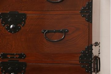 和製アンティーク　美品!!〈専門業者によるリペア済品〉前面欅(ケヤキ)材　素晴らしい杢目がお楽しみいただける二段重ね時代箪笥(和たんす、収納箪笥、整理タンス、衣装箪笥、引き出し)(R-066126)
