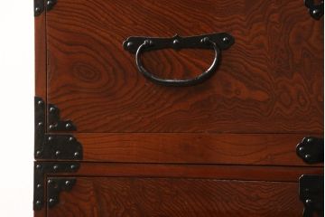 和製アンティーク　美品!!〈専門業者によるリペア済品〉前面欅(ケヤキ)材　素晴らしい杢目がお楽しみいただける二段重ね時代箪笥(和たんす、収納箪笥、整理タンス、衣装箪笥、引き出し)(R-066126)