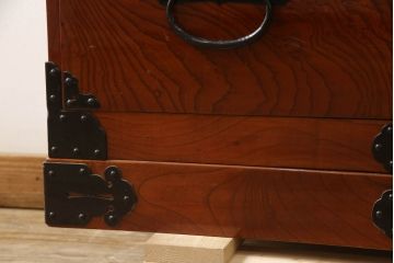 和製アンティーク　美品!!〈専門業者によるリペア済品〉前面欅(ケヤキ)材　素晴らしい杢目がお楽しみいただける二段重ね時代箪笥(和たんす、収納箪笥、整理タンス、衣装箪笥、引き出し)(R-066126)