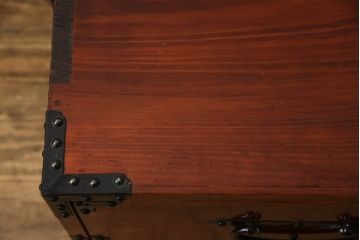 和製アンティーク　美品!!〈専門業者によるリペア済品〉前面欅(ケヤキ)材　素晴らしい杢目がお楽しみいただける時代箪笥ローボード(和たんす、収納箪笥、整理タンス、衣装箪笥、引き出し、サイドボード、ローチェスト)(R-066127)