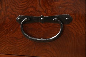 和製アンティーク　美品!!〈専門業者によるリペア済品〉前面欅(ケヤキ)材　素晴らしい杢目がお楽しみいただける時代箪笥ローボード(和たんす、収納箪笥、整理タンス、衣装箪笥、引き出し、サイドボード、ローチェスト)(R-066127)