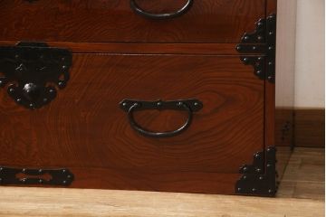 和製アンティーク　美品!!〈専門業者によるリペア済品〉前面欅(ケヤキ)材　素晴らしい杢目がお楽しみいただける時代箪笥ローボード(和たんす、収納箪笥、整理タンス、衣装箪笥、引き出し、サイドボード、ローチェスト)(R-066127)