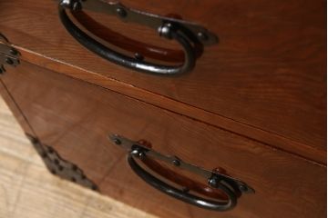 和製アンティーク　美品!!〈専門業者によるリペア済品〉前面欅(ケヤキ)材　素晴らしい杢目がお楽しみいただける時代箪笥ローボード(和たんす、収納箪笥、整理タンス、衣装箪笥、引き出し、サイドボード、ローチェスト)(R-066127)