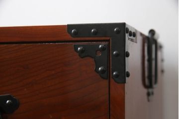 和製アンティーク　美品!!〈専門業者によるリペア済品〉前面欅(ケヤキ)材　素晴らしい杢目がお楽しみいただける時代箪笥ローボード(和たんす、収納箪笥、整理タンス、衣装箪笥、引き出し、サイドボード、ローチェスト)(R-066128)