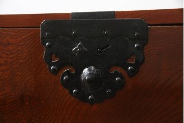 和製アンティーク　美品!!〈専門業者によるリペア済品〉前面欅(ケヤキ)材　素晴らしい杢目がお楽しみいただける時代箪笥ローボード(和たんす、収納箪笥、整理タンス、衣装箪笥、引き出し、サイドボード、ローチェスト)(R-066128)