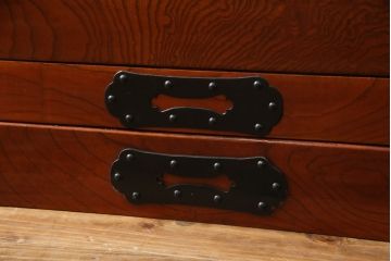 和製アンティーク　美品!!〈専門業者によるリペア済品〉前面欅(ケヤキ)材　素晴らしい杢目がお楽しみいただける時代箪笥ローボード(和たんす、収納箪笥、整理タンス、衣装箪笥、引き出し、サイドボード、ローチェスト)(R-066128)