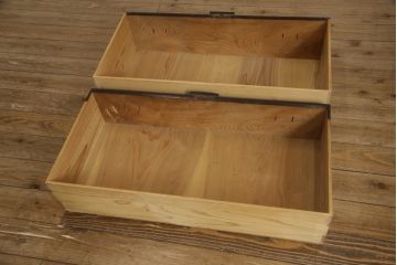 和製アンティーク　前面欅(ケヤキ)材　角手型の引手金具が魅力の二段重ね時代箪笥(重ね箪笥、引き出し、衣装タンス、収納たんす)( R-066130)