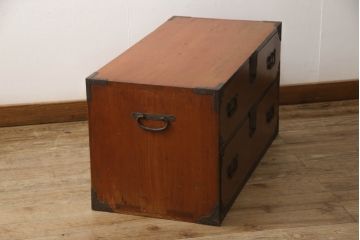 和製アンティーク　前面欅(ケヤキ)材　角手型の引手金具が魅力の時代箪笥ローボード(テレビ台、テレビボード、ローチェスト、引き出し、収納タンス)(R-066131)