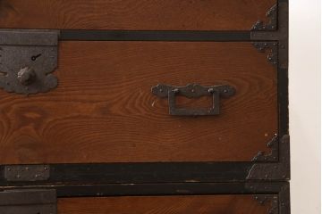 和製アンティーク　前面欅(ケヤキ)材　角手型の引手金具が魅力の時代箪笥ローボード(テレビ台、テレビボード、ローチェスト、引き出し、収納タンス)(R-066131)