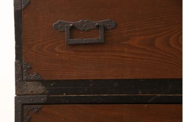 和製アンティーク　前面欅(ケヤキ)材　角手型の引手金具が魅力の時代箪笥ローボード(テレビ台、テレビボード、ローチェスト、引き出し、収納タンス)(R-066131)