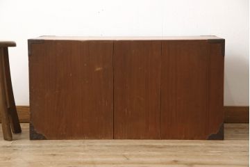 和製アンティーク　前面欅(ケヤキ)材　角手型の引手金具が魅力の時代箪笥ローボード(テレビ台、テレビボード、ローチェスト、引き出し、収納タンス)(R-066131)