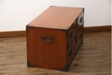 和製アンティーク　前面欅(ケヤキ)材　角手型の引手金具が魅力の時代箪笥ローボード(テレビ台、テレビボード、ローチェスト、引き出し、収納タンス)(R-066132)