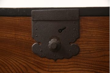 和製アンティーク　前面欅(ケヤキ)材　角手型の引手金具が魅力の時代箪笥ローボード(テレビ台、テレビボード、ローチェスト、引き出し、収納タンス)(R-066132)
