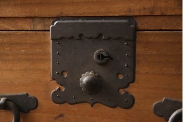 和製アンティーク　明治期　上手物!!　分厚い金具が目を引く上質な造りの総桐会津箪笥ローボード(総桐箪笥、総桐たんす、時代箪笥、和タンス、ローチェスト、引き出し)(R-066134)