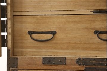 和製アンティーク　十字金具　歴史を感じる堂々とした佇まいが魅力の総桐観音箪笥(時代箪笥、衣装箪笥、収納箪笥、和タンス、桐たんす、桐箪笥、引き出し、重ね箪笥)(R-066138)