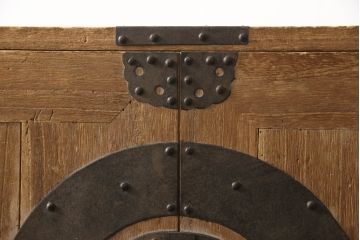 和製アンティーク　十字金具　歴史を感じる堂々とした佇まいが魅力の総桐観音箪笥(時代箪笥、衣装箪笥、収納箪笥、和タンス、桐たんす、桐箪笥、引き出し、重ね箪笥)(R-066138)