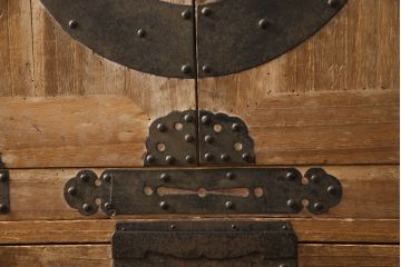 和製アンティーク　天板リメイク　脚付きリメイク　使いやすく生まれ変わる総桐箪笥サイドボード(観音開き時代箪笥、サイドチェスト、引き出し、収納箪笥、時代箪笥)(R-066163)
