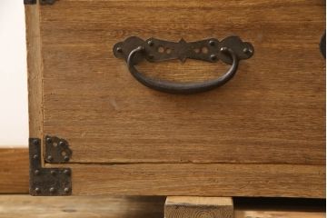 和製アンティーク　天板リメイク　脚付きリメイク　関東衣装箪笥　使いやすく生まれ変わる総桐箪笥サイドボード(サイドチェスト、引き出し、収納箪笥、時代箪笥)(R-066164)