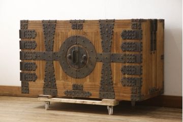 和製アンティーク　最上手物!!　関東　観音開き　十字金具が目を惹く!極上金具が魅力的な総桐時代箪笥ローボード(衣装箪笥、観音箪笥、和タンス、桐たんす、桐箪笥、収納箪笥、引き出し)(R-066166)