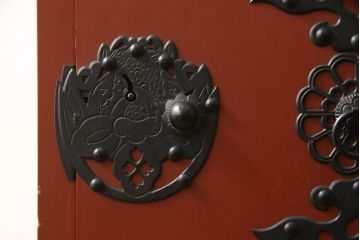 和製ビンテージ　朱塗り　鋲と凝った金具の意匠が目を引く米沢小箪笥(米沢箪笥、手許箪笥、収納タンス、引き出し、卓上収納、ヴィンテージ)(R-066168)