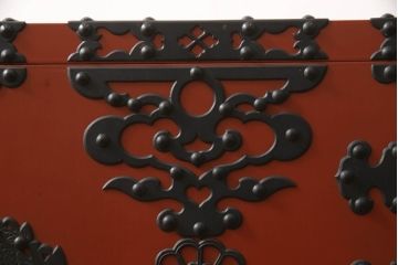 和製ビンテージ　朱塗り　鋲と凝った金具の意匠が目を引く米沢小箪笥(米沢箪笥、手許箪笥、収納タンス、引き出し、卓上収納、ヴィンテージ)(R-066168)