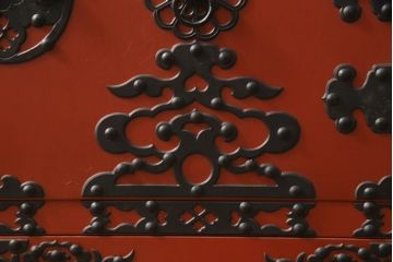 和製ビンテージ　朱塗り　鋲と凝った金具の意匠が目を引く米沢小箪笥(米沢箪笥、手許箪笥、収納タンス、引き出し、卓上収納、ヴィンテージ)(R-066168)