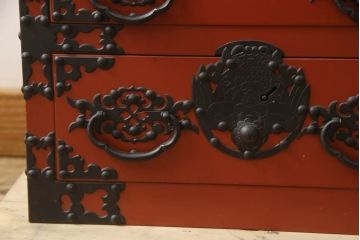 和製ビンテージ　朱塗り　鋲と凝った金具の意匠が目を引く米沢小箪笥(米沢箪笥、手許箪笥、収納タンス、引き出し、卓上収納、ヴィンテージ)(R-066168)