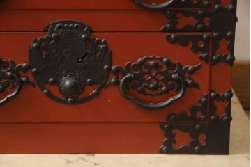 和製ビンテージ　朱塗り　鋲と凝った金具の意匠が目を引く米沢小箪笥(米沢箪笥、手許箪笥、収納タンス、引き出し、卓上収納、ヴィンテージ)(R-066168)