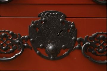 和製ビンテージ　朱塗り　鋲と凝った金具の意匠が目を引く米沢小箪笥(米沢箪笥、手許箪笥、収納タンス、引き出し、卓上収納、ヴィンテージ)(R-066168)