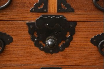 和製ビンテージ　総欅(ケヤキ)材　内部桐材　職人手造り　存在感のある重厚な手打ち金具が目を引く酒田船箪笥(掛硯型、懸硯型、庄内小箪笥、庄内箪笥、舟箪笥、帳場箪笥、引き出し、サイドチェスト、ヴィンテージ)(R-066169)