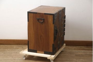 和製ビンテージ　総欅(ケヤキ)材　内部桐材　職人手造り　存在感のある重厚な手打ち金具が目を引く酒田船箪笥(掛硯型、懸硯型、庄内小箪笥、庄内箪笥、舟箪笥、帳場箪笥、引き出し、サイドチェスト、ヴィンテージ)(R-066169)