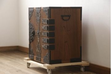 和製ビンテージ　総欅(ケヤキ)材　内部桐材　職人手造り　存在感のある重厚な手打ち金具が目を引く酒田船箪笥(掛硯型、懸硯型、庄内小箪笥、庄内箪笥、舟箪笥、帳場箪笥、引き出し、サイドチェスト、ヴィンテージ)(R-066169)