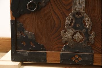 和製ビンテージ　総欅(ケヤキ)材　内部桐材　職人手造り　存在感のある重厚な手打ち金具が目を引く酒田船箪笥(掛硯型、懸硯型、庄内小箪笥、庄内箪笥、舟箪笥、帳場箪笥、引き出し、サイドチェスト、ヴィンテージ)(R-066169)