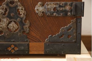 和製ビンテージ　総欅(ケヤキ)材　内部桐材　職人手造り　存在感のある重厚な手打ち金具が目を引く酒田船箪笥(掛硯型、懸硯型、庄内小箪笥、庄内箪笥、舟箪笥、帳場箪笥、引き出し、サイドチェスト、ヴィンテージ)(R-066169)