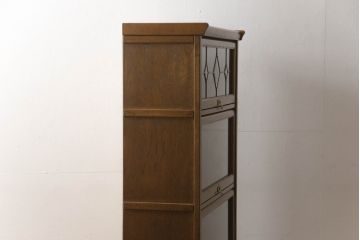 中古　美品　三越家具(現カントリーハウス)　Brugge(ブルージュ)　希少な絶版品!!　フラップ扉　クラシカルな佇まいが魅力の四段重ね風ブックケース(本箱、収納棚、戸棚、キャビネット、飾り棚、陳列棚)(R-066172)