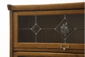 中古　美品　三越家具(現カントリーハウス)　Brugge(ブルージュ)　希少な絶版品!!　フラップ扉　クラシカルな佇まいが魅力の四段重ね風ブックケース(本箱、収納棚、戸棚、キャビネット、飾り棚、陳列棚)(R-066172)