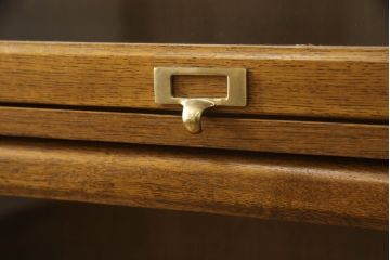 中古　美品　三越家具(現カントリーハウス)　Brugge(ブルージュ)　希少な絶版品!!　フラップ扉　クラシカルな佇まいが魅力の四段重ね風ブックケース(本箱、収納棚、戸棚、キャビネット、飾り棚、陳列棚)(R-066172)